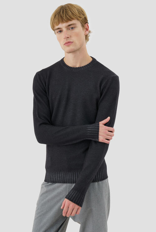 Garmentn dyed two yarn crew neck Anthracite